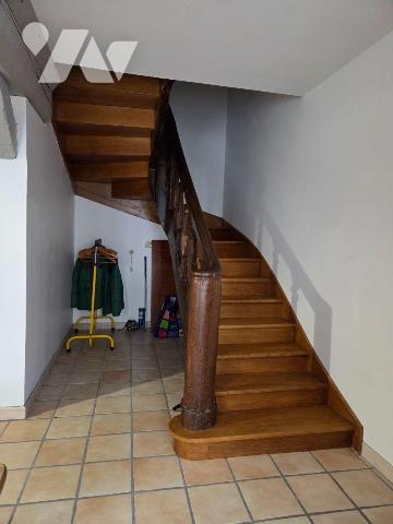 VILLAINES-LA-JUHEL centre (53), maison d'habitation en pierres comprenant :
salon/séjour (+ ch...