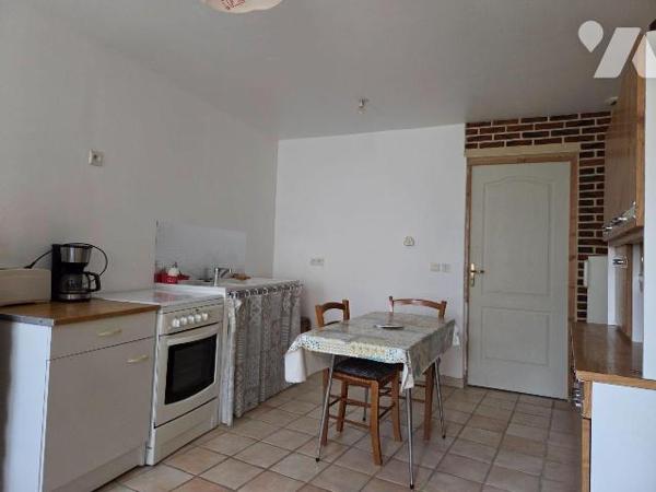 VILLAINES-LA-JUHEL centre (53), maison d'habitation en pierres comprenant :
salon/séjour (+ ch...