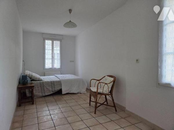 VILLAINES-LA-JUHEL centre (53), maison d'habitation en pierres comprenant :
salon/séjour (+ ch...