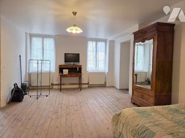 VILLAINES-LA-JUHEL centre (53), maison d'habitation en pierres comprenant :
salon/séjour (+ ch...