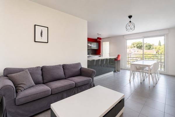 T3 lumineux 70 m² – Terrasse 15 m² et garage Box