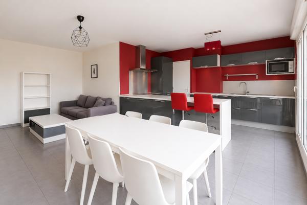 T3 lumineux 70 m² – Terrasse 15 m² et garage Box