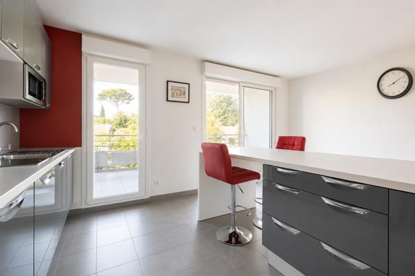 T3 lumineux 70 m² – Terrasse 15 m² et garage Box