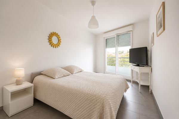 T3 lumineux 70 m² – Terrasse 15 m² et garage Box