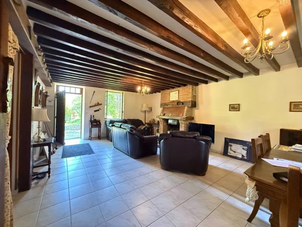 Maison en pierre de plain pied 115m², 3 chambres, dépendances sur 5400m² de terrain 189 000 €