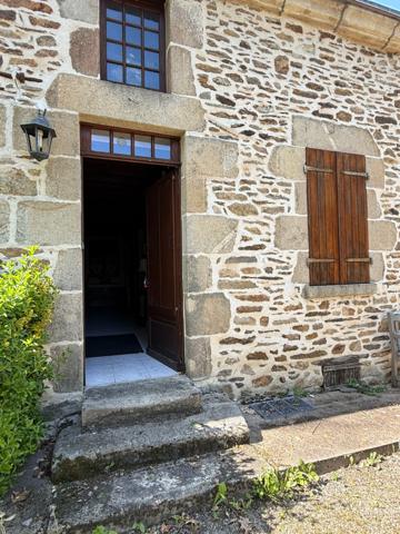 Maison en pierre de plain pied 115m², 3 chambres, dépendances sur 5400m² de terrain 189 000 €