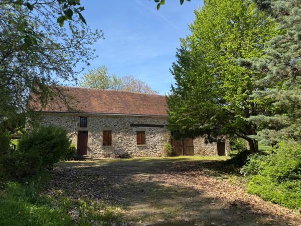 Maison en pierre de plain pied 115m², 3 chambres, dépendances sur 5400m² de terrain 189 000 €