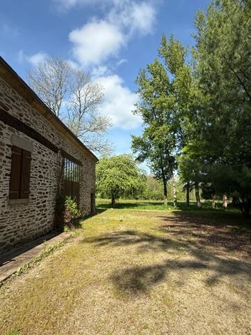 Maison en pierre de plain pied 115m², 3 chambres, dépendances sur 5400m² de terrain 189 000 €