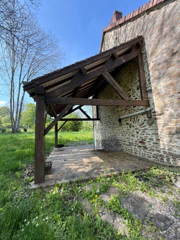 Maison en pierre de plain pied 115m², 3 chambres, dépendances sur 5400m² de terrain 189 000 €