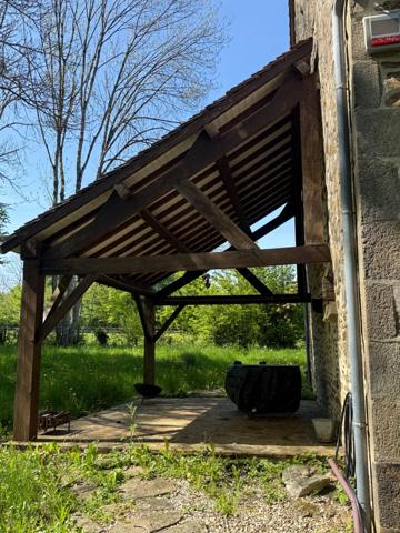 Maison en pierre de plain pied 115m², 3 chambres, dépendances sur 5400m² de terrain 189 000 €