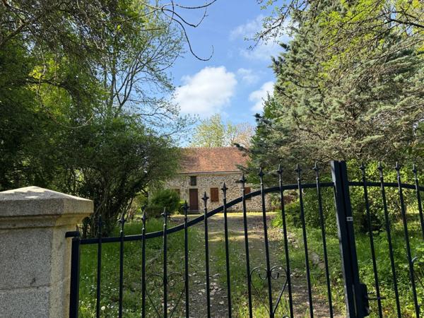 Maison en pierre de plain pied 115m², 3 chambres, dépendances sur 5400m² de terrain 189 000 €