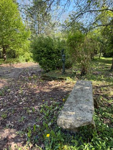 Maison en pierre de plain pied 115m², 3 chambres, dépendances sur 5400m² de terrain 189 000 €