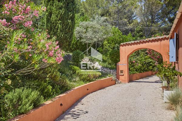 Aix-en-Provence Celony - Maison provençale de charme avec piscine, dépendance et 6 615 m² de terrain