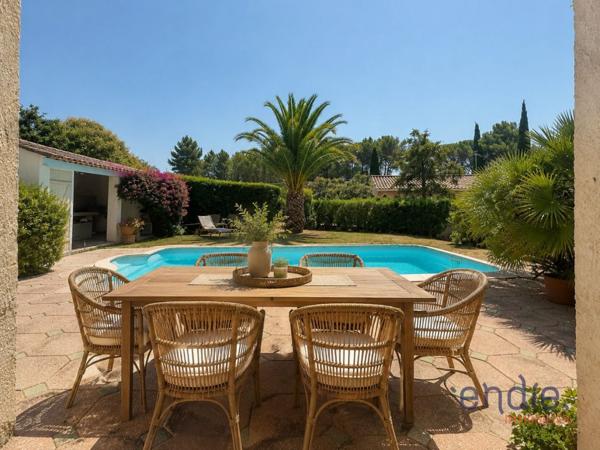 LORGUES - Authentique mas provençal à 300 m du centre ville, avec piscine.