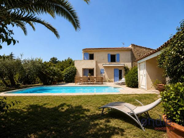 LORGUES - Authentique mas provençal à 300 m du centre ville, avec piscine.