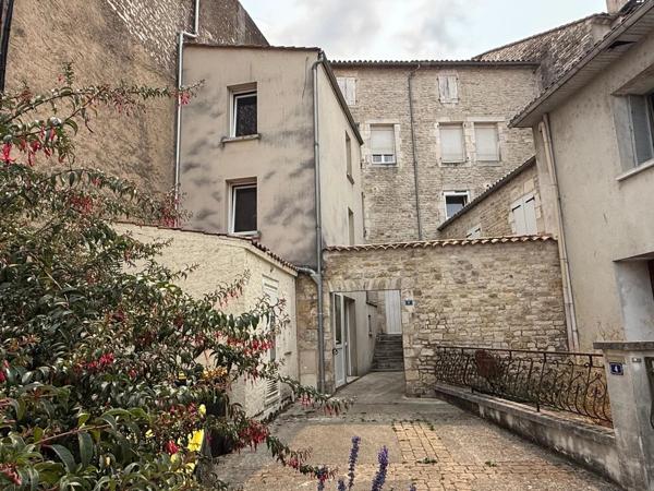 Idéal investissement locatif - Ensemble de deux studios et un appartement meublés avec trois caves dans immeuble en copropriété