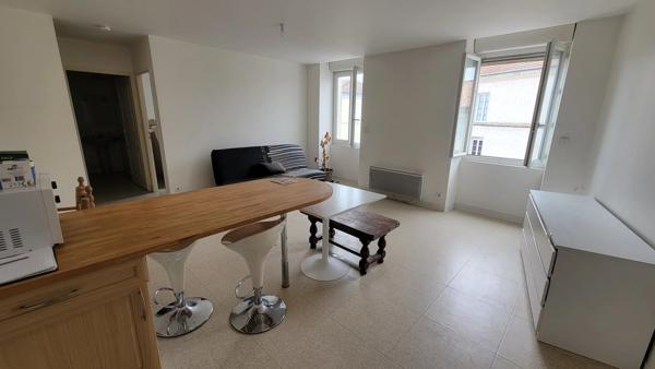Idéal investissement locatif - Ensemble de deux studios et un appartement meublés avec trois caves dans immeuble en copropriété