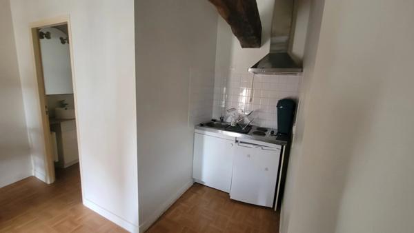 Idéal investissement locatif - Ensemble de deux studios et un appartement meublés avec trois caves dans immeuble en copropriété