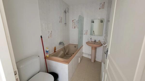 Idéal investissement locatif - Ensemble de deux studios et un appartement meublés avec trois caves dans immeuble en copropriété