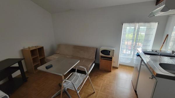 Idéal investissement locatif - Ensemble de deux studios et un appartement meublés avec trois caves dans immeuble en copropriété