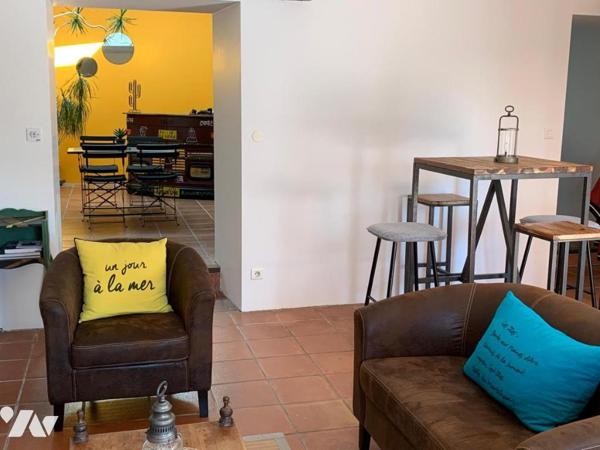 Maison d'habitation construite sur 2 niveaux 2 chambres