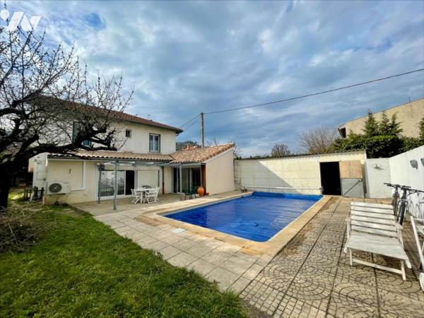 Maison familiale avec piscine et possibilité de deux logements – Quartier recherché