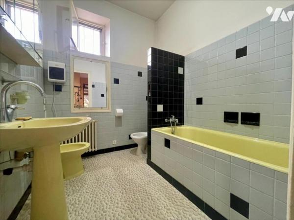 Maison familiale avec piscine et possibilité de deux logements – Quartier recherché