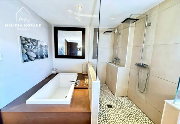 Bien d'exception, maison de village triplex unique de 285 m2 à vendre à ALLONZIER LA CAILLE (74), rénovée haut de gamme