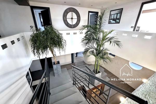 Bien d'exception, maison de village triplex unique de 285 m2 à vendre à ALLONZIER LA CAILLE (74), rénovée haut de gamme
