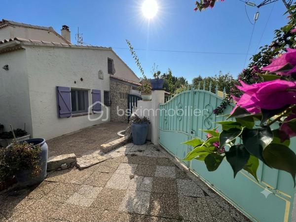 Dans l’un des secteurs les plus recherchés d’Ollioules, au cœur du quartier prisé de Faveyrolles, découvrez cette agréable maison familiale de type T9, offrant 160 m² habitables, complétés par des dépendances et annexes, le tout implanté sur un magnifique terrain arboré de 2 000 m², dans un environnement calme, verdoyant et sans vis-à-vis.

Dès l’entrée, vous serez séduits par les beaux volumes et la luminosité des pièces de vie. Le vaste séjour s’ouvre sur une cuisine récente, moderne, entièrement aménagée et équipée, prolongée par une salle à manger baignée de lumière grâce à une grande baie vitrée donnant directement sur le jardin.

Une superbe véranda d’environ 18 m², véritable pièce de vie supplémentaire, vous permettra de profiter du jardin en toute saison.

Le rez-de-chaussée propose également :

deux chambres,
une salle d’eau entièrement rénovée avec douche à l’italienne, sèche-serviettes et mobilier contemporain,
un WC indépendant,
une buanderie.

À l’étage, l’espace nuit se poursuit avec :

deux chambres supplémentaires, dont une mansardée pleine de charme,
un espace bureau ou loggia,
une salle d’eau avec WC,
ainsi qu’un agréable balcon attenant à une chambre offrant une vue dégagée sur le Mont Faron.

Les annexes constituent un véritable atout :

un garage aménagé et climatisé pouvant devenir une chambre, un bureau ou un espace indépendant,
une loggia fermée ouvrant sur une terrasse privative,
deux abris de jardin,
un vaste vide sanitaire accessible sur toute sa hauteur offrant un important espace de stockage.

À l’extérieur, tout a été pensé pour profiter pleinement des beaux jours :

une grande piscine entourée de sa plage et de son espace détente,
deux cuisines d’été,
un vaste jardin paysager,
un potager,
de nombreux arbres fruitiers (orangers, citronniers, grenadiers…),
un système d’arrosage automatique,
le Canal de Provence, un véritable avantage pour l’arrosage du jardin et le remplissage de la piscine.
Côté stationnement, un carport ainsi que plusieurs emplacements permettent d’accueillir jusqu’à quatre véhicules.

La maison est équipée d’un assainissement individuel (fosse septique).

Une propriété idéale pour une grande famille, pour recevoir ou simplement profiter d’un cadre de vie exceptionnel, à quelques minutes seulement des commerces, des écoles, des axes autoroutiers et des plages.

Les + :

Quartier recherché de Faveyrolles
Terrain de 2 000 m²
Piscine
Véranda de 18 m²
Beaucoup d’annexes
Vue sur le Faron
Canal de Provence
Arrosage automatique
Nombreuses possibilités d’aménagement
Calme absolu entre mer et collines

Un bien rare sur le secteur, à découvrir sans tarder !