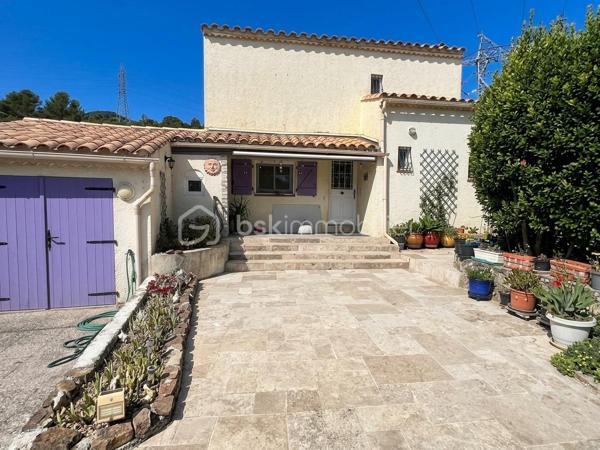 Dans l’un des secteurs les plus recherchés d’Ollioules, au cœur du quartier prisé de Faveyrolles, découvrez cette agréable maison familiale de type T9, offrant 160 m² habitables, complétés par des dépendances et annexes, le tout implanté sur un magnifique terrain arboré de 2 000 m², dans un environnement calme, verdoyant et sans vis-à-vis.

Dès l’entrée, vous serez séduits par les beaux volumes et la luminosité des pièces de vie. Le vaste séjour s’ouvre sur une cuisine récente, moderne, entièrement aménagée et équipée, prolongée par une salle à manger baignée de lumière grâce à une grande baie vitrée donnant directement sur le jardin.

Une superbe véranda d’environ 18 m², véritable pièce de vie supplémentaire, vous permettra de profiter du jardin en toute saison.

Le rez-de-chaussée propose également :

deux chambres,
une salle d’eau entièrement rénovée avec douche à l’italienne, sèche-serviettes et mobilier contemporain,
un WC indépendant,
une buanderie.

À l’étage, l’espace nuit se poursuit avec :

deux chambres supplémentaires, dont une mansardée pleine de charme,
un espace bureau ou loggia,
une salle d’eau avec WC,
ainsi qu’un agréable balcon attenant à une chambre offrant une vue dégagée sur le Mont Faron.

Les annexes constituent un véritable atout :

un garage aménagé et climatisé pouvant devenir une chambre, un bureau ou un espace indépendant,
une loggia fermée ouvrant sur une terrasse privative,
deux abris de jardin,
un vaste vide sanitaire accessible sur toute sa hauteur offrant un important espace de stockage.

À l’extérieur, tout a été pensé pour profiter pleinement des beaux jours :

une grande piscine entourée de sa plage et de son espace détente,
deux cuisines d’été,
un vaste jardin paysager,
un potager,
de nombreux arbres fruitiers (orangers, citronniers, grenadiers…),
un système d’arrosage automatique,
le Canal de Provence, un véritable avantage pour l’arrosage du jardin et le remplissage de la piscine.
Côté stationnement, un carport ainsi que plusieurs emplacements permettent d’accueillir jusqu’à quatre véhicules.

La maison est équipée d’un assainissement individuel (fosse septique).

Une propriété idéale pour une grande famille, pour recevoir ou simplement profiter d’un cadre de vie exceptionnel, à quelques minutes seulement des commerces, des écoles, des axes autoroutiers et des plages.

Les + :

Quartier recherché de Faveyrolles
Terrain de 2 000 m²
Piscine
Véranda de 18 m²
Beaucoup d’annexes
Vue sur le Faron
Canal de Provence
Arrosage automatique
Nombreuses possibilités d’aménagement
Calme absolu entre mer et collines

Un bien rare sur le secteur, à découvrir sans tarder !