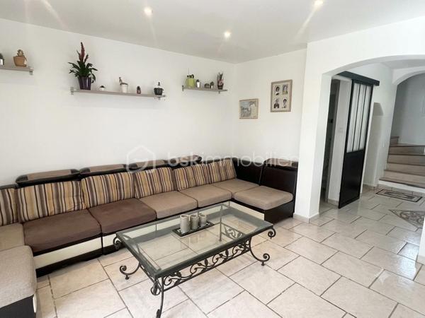 Dans l’un des secteurs les plus recherchés d’Ollioules, au cœur du quartier prisé de Faveyrolles, découvrez cette agréable maison familiale de type T9, offrant 160 m² habitables, complétés par des dépendances et annexes, le tout implanté sur un magnifique terrain arboré de 2 000 m², dans un environnement calme, verdoyant et sans vis-à-vis.

Dès l’entrée, vous serez séduits par les beaux volumes et la luminosité des pièces de vie. Le vaste séjour s’ouvre sur une cuisine récente, moderne, entièrement aménagée et équipée, prolongée par une salle à manger baignée de lumière grâce à une grande baie vitrée donnant directement sur le jardin.

Une superbe véranda d’environ 18 m², véritable pièce de vie supplémentaire, vous permettra de profiter du jardin en toute saison.

Le rez-de-chaussée propose également :

deux chambres,
une salle d’eau entièrement rénovée avec douche à l’italienne, sèche-serviettes et mobilier contemporain,
un WC indépendant,
une buanderie.

À l’étage, l’espace nuit se poursuit avec :

deux chambres supplémentaires, dont une mansardée pleine de charme,
un espace bureau ou loggia,
une salle d’eau avec WC,
ainsi qu’un agréable balcon attenant à une chambre offrant une vue dégagée sur le Mont Faron.

Les annexes constituent un véritable atout :

un garage aménagé et climatisé pouvant devenir une chambre, un bureau ou un espace indépendant,
une loggia fermée ouvrant sur une terrasse privative,
deux abris de jardin,
un vaste vide sanitaire accessible sur toute sa hauteur offrant un important espace de stockage.

À l’extérieur, tout a été pensé pour profiter pleinement des beaux jours :

une grande piscine entourée de sa plage et de son espace détente,
deux cuisines d’été,
un vaste jardin paysager,
un potager,
de nombreux arbres fruitiers (orangers, citronniers, grenadiers…),
un système d’arrosage automatique,
le Canal de Provence, un véritable avantage pour l’arrosage du jardin et le remplissage de la piscine.
Côté stationnement, un carport ainsi que plusieurs emplacements permettent d’accueillir jusqu’à quatre véhicules.

La maison est équipée d’un assainissement individuel (fosse septique).

Une propriété idéale pour une grande famille, pour recevoir ou simplement profiter d’un cadre de vie exceptionnel, à quelques minutes seulement des commerces, des écoles, des axes autoroutiers et des plages.

Les + :

Quartier recherché de Faveyrolles
Terrain de 2 000 m²
Piscine
Véranda de 18 m²
Beaucoup d’annexes
Vue sur le Faron
Canal de Provence
Arrosage automatique
Nombreuses possibilités d’aménagement
Calme absolu entre mer et collines

Un bien rare sur le secteur, à découvrir sans tarder !