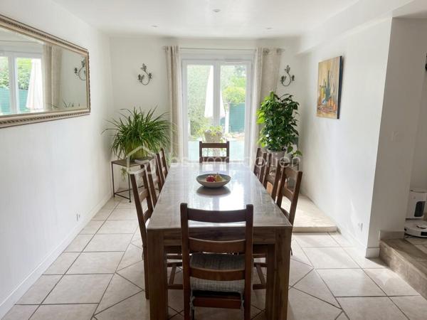 Dans l’un des secteurs les plus recherchés d’Ollioules, au cœur du quartier prisé de Faveyrolles, découvrez cette agréable maison familiale de type T9, offrant 160 m² habitables, complétés par des dépendances et annexes, le tout implanté sur un magnifique terrain arboré de 2 000 m², dans un environnement calme, verdoyant et sans vis-à-vis.

Dès l’entrée, vous serez séduits par les beaux volumes et la luminosité des pièces de vie. Le vaste séjour s’ouvre sur une cuisine récente, moderne, entièrement aménagée et équipée, prolongée par une salle à manger baignée de lumière grâce à une grande baie vitrée donnant directement sur le jardin.

Une superbe véranda d’environ 18 m², véritable pièce de vie supplémentaire, vous permettra de profiter du jardin en toute saison.

Le rez-de-chaussée propose également :

deux chambres,
une salle d’eau entièrement rénovée avec douche à l’italienne, sèche-serviettes et mobilier contemporain,
un WC indépendant,
une buanderie.

À l’étage, l’espace nuit se poursuit avec :

deux chambres supplémentaires, dont une mansardée pleine de charme,
un espace bureau ou loggia,
une salle d’eau avec WC,
ainsi qu’un agréable balcon attenant à une chambre offrant une vue dégagée sur le Mont Faron.

Les annexes constituent un véritable atout :

un garage aménagé et climatisé pouvant devenir une chambre, un bureau ou un espace indépendant,
une loggia fermée ouvrant sur une terrasse privative,
deux abris de jardin,
un vaste vide sanitaire accessible sur toute sa hauteur offrant un important espace de stockage.

À l’extérieur, tout a été pensé pour profiter pleinement des beaux jours :

une grande piscine entourée de sa plage et de son espace détente,
deux cuisines d’été,
un vaste jardin paysager,
un potager,
de nombreux arbres fruitiers (orangers, citronniers, grenadiers…),
un système d’arrosage automatique,
le Canal de Provence, un véritable avantage pour l’arrosage du jardin et le remplissage de la piscine.
Côté stationnement, un carport ainsi que plusieurs emplacements permettent d’accueillir jusqu’à quatre véhicules.

La maison est équipée d’un assainissement individuel (fosse septique).

Une propriété idéale pour une grande famille, pour recevoir ou simplement profiter d’un cadre de vie exceptionnel, à quelques minutes seulement des commerces, des écoles, des axes autoroutiers et des plages.

Les + :

Quartier recherché de Faveyrolles
Terrain de 2 000 m²
Piscine
Véranda de 18 m²
Beaucoup d’annexes
Vue sur le Faron
Canal de Provence
Arrosage automatique
Nombreuses possibilités d’aménagement
Calme absolu entre mer et collines

Un bien rare sur le secteur, à découvrir sans tarder !
