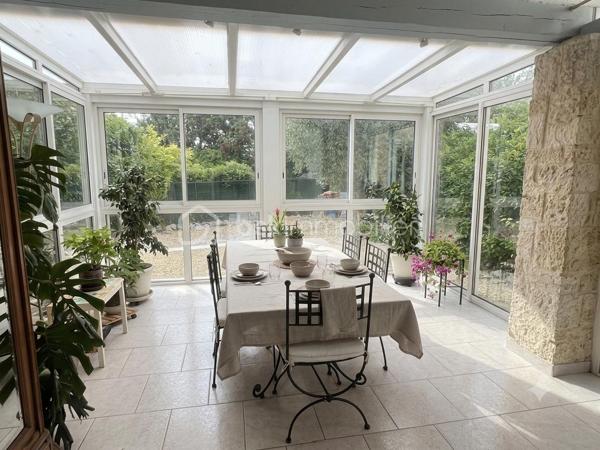 Dans l’un des secteurs les plus recherchés d’Ollioules, au cœur du quartier prisé de Faveyrolles, découvrez cette agréable maison familiale de type T9, offrant 160 m² habitables, complétés par des dépendances et annexes, le tout implanté sur un magnifique terrain arboré de 2 000 m², dans un environnement calme, verdoyant et sans vis-à-vis.

Dès l’entrée, vous serez séduits par les beaux volumes et la luminosité des pièces de vie. Le vaste séjour s’ouvre sur une cuisine récente, moderne, entièrement aménagée et équipée, prolongée par une salle à manger baignée de lumière grâce à une grande baie vitrée donnant directement sur le jardin.

Une superbe véranda d’environ 18 m², véritable pièce de vie supplémentaire, vous permettra de profiter du jardin en toute saison.

Le rez-de-chaussée propose également :

deux chambres,
une salle d’eau entièrement rénovée avec douche à l’italienne, sèche-serviettes et mobilier contemporain,
un WC indépendant,
une buanderie.

À l’étage, l’espace nuit se poursuit avec :

deux chambres supplémentaires, dont une mansardée pleine de charme,
un espace bureau ou loggia,
une salle d’eau avec WC,
ainsi qu’un agréable balcon attenant à une chambre offrant une vue dégagée sur le Mont Faron.

Les annexes constituent un véritable atout :

un garage aménagé et climatisé pouvant devenir une chambre, un bureau ou un espace indépendant,
une loggia fermée ouvrant sur une terrasse privative,
deux abris de jardin,
un vaste vide sanitaire accessible sur toute sa hauteur offrant un important espace de stockage.

À l’extérieur, tout a été pensé pour profiter pleinement des beaux jours :

une grande piscine entourée de sa plage et de son espace détente,
deux cuisines d’été,
un vaste jardin paysager,
un potager,
de nombreux arbres fruitiers (orangers, citronniers, grenadiers…),
un système d’arrosage automatique,
le Canal de Provence, un véritable avantage pour l’arrosage du jardin et le remplissage de la piscine.
Côté stationnement, un carport ainsi que plusieurs emplacements permettent d’accueillir jusqu’à quatre véhicules.

La maison est équipée d’un assainissement individuel (fosse septique).

Une propriété idéale pour une grande famille, pour recevoir ou simplement profiter d’un cadre de vie exceptionnel, à quelques minutes seulement des commerces, des écoles, des axes autoroutiers et des plages.

Les + :

Quartier recherché de Faveyrolles
Terrain de 2 000 m²
Piscine
Véranda de 18 m²
Beaucoup d’annexes
Vue sur le Faron
Canal de Provence
Arrosage automatique
Nombreuses possibilités d’aménagement
Calme absolu entre mer et collines

Un bien rare sur le secteur, à découvrir sans tarder !