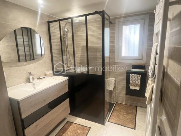 Dans l’un des secteurs les plus recherchés d’Ollioules, au cœur du quartier prisé de Faveyrolles, découvrez cette agréable maison familiale de type T9, offrant 160 m² habitables, complétés par des dépendances et annexes, le tout implanté sur un magnifique terrain arboré de 2 000 m², dans un environnement calme, verdoyant et sans vis-à-vis.

Dès l’entrée, vous serez séduits par les beaux volumes et la luminosité des pièces de vie. Le vaste séjour s’ouvre sur une cuisine récente, moderne, entièrement aménagée et équipée, prolongée par une salle à manger baignée de lumière grâce à une grande baie vitrée donnant directement sur le jardin.

Une superbe véranda d’environ 18 m², véritable pièce de vie supplémentaire, vous permettra de profiter du jardin en toute saison.

Le rez-de-chaussée propose également :

deux chambres,
une salle d’eau entièrement rénovée avec douche à l’italienne, sèche-serviettes et mobilier contemporain,
un WC indépendant,
une buanderie.

À l’étage, l’espace nuit se poursuit avec :

deux chambres supplémentaires, dont une mansardée pleine de charme,
un espace bureau ou loggia,
une salle d’eau avec WC,
ainsi qu’un agréable balcon attenant à une chambre offrant une vue dégagée sur le Mont Faron.

Les annexes constituent un véritable atout :

un garage aménagé et climatisé pouvant devenir une chambre, un bureau ou un espace indépendant,
une loggia fermée ouvrant sur une terrasse privative,
deux abris de jardin,
un vaste vide sanitaire accessible sur toute sa hauteur offrant un important espace de stockage.

À l’extérieur, tout a été pensé pour profiter pleinement des beaux jours :

une grande piscine entourée de sa plage et de son espace détente,
deux cuisines d’été,
un vaste jardin paysager,
un potager,
de nombreux arbres fruitiers (orangers, citronniers, grenadiers…),
un système d’arrosage automatique,
le Canal de Provence, un véritable avantage pour l’arrosage du jardin et le remplissage de la piscine.
Côté stationnement, un carport ainsi que plusieurs emplacements permettent d’accueillir jusqu’à quatre véhicules.

La maison est équipée d’un assainissement individuel (fosse septique).

Une propriété idéale pour une grande famille, pour recevoir ou simplement profiter d’un cadre de vie exceptionnel, à quelques minutes seulement des commerces, des écoles, des axes autoroutiers et des plages.

Les + :

Quartier recherché de Faveyrolles
Terrain de 2 000 m²
Piscine
Véranda de 18 m²
Beaucoup d’annexes
Vue sur le Faron
Canal de Provence
Arrosage automatique
Nombreuses possibilités d’aménagement
Calme absolu entre mer et collines

Un bien rare sur le secteur, à découvrir sans tarder !