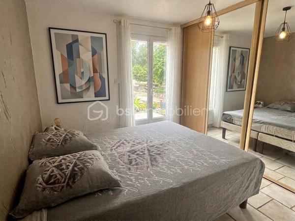 Dans l’un des secteurs les plus recherchés d’Ollioules, au cœur du quartier prisé de Faveyrolles, découvrez cette agréable maison familiale de type T9, offrant 160 m² habitables, complétés par des dépendances et annexes, le tout implanté sur un magnifique terrain arboré de 2 000 m², dans un environnement calme, verdoyant et sans vis-à-vis.

Dès l’entrée, vous serez séduits par les beaux volumes et la luminosité des pièces de vie. Le vaste séjour s’ouvre sur une cuisine récente, moderne, entièrement aménagée et équipée, prolongée par une salle à manger baignée de lumière grâce à une grande baie vitrée donnant directement sur le jardin.

Une superbe véranda d’environ 18 m², véritable pièce de vie supplémentaire, vous permettra de profiter du jardin en toute saison.

Le rez-de-chaussée propose également :

deux chambres,
une salle d’eau entièrement rénovée avec douche à l’italienne, sèche-serviettes et mobilier contemporain,
un WC indépendant,
une buanderie.

À l’étage, l’espace nuit se poursuit avec :

deux chambres supplémentaires, dont une mansardée pleine de charme,
un espace bureau ou loggia,
une salle d’eau avec WC,
ainsi qu’un agréable balcon attenant à une chambre offrant une vue dégagée sur le Mont Faron.

Les annexes constituent un véritable atout :

un garage aménagé et climatisé pouvant devenir une chambre, un bureau ou un espace indépendant,
une loggia fermée ouvrant sur une terrasse privative,
deux abris de jardin,
un vaste vide sanitaire accessible sur toute sa hauteur offrant un important espace de stockage.

À l’extérieur, tout a été pensé pour profiter pleinement des beaux jours :

une grande piscine entourée de sa plage et de son espace détente,
deux cuisines d’été,
un vaste jardin paysager,
un potager,
de nombreux arbres fruitiers (orangers, citronniers, grenadiers…),
un système d’arrosage automatique,
le Canal de Provence, un véritable avantage pour l’arrosage du jardin et le remplissage de la piscine.
Côté stationnement, un carport ainsi que plusieurs emplacements permettent d’accueillir jusqu’à quatre véhicules.

La maison est équipée d’un assainissement individuel (fosse septique).

Une propriété idéale pour une grande famille, pour recevoir ou simplement profiter d’un cadre de vie exceptionnel, à quelques minutes seulement des commerces, des écoles, des axes autoroutiers et des plages.

Les + :

Quartier recherché de Faveyrolles
Terrain de 2 000 m²
Piscine
Véranda de 18 m²
Beaucoup d’annexes
Vue sur le Faron
Canal de Provence
Arrosage automatique
Nombreuses possibilités d’aménagement
Calme absolu entre mer et collines

Un bien rare sur le secteur, à découvrir sans tarder !
