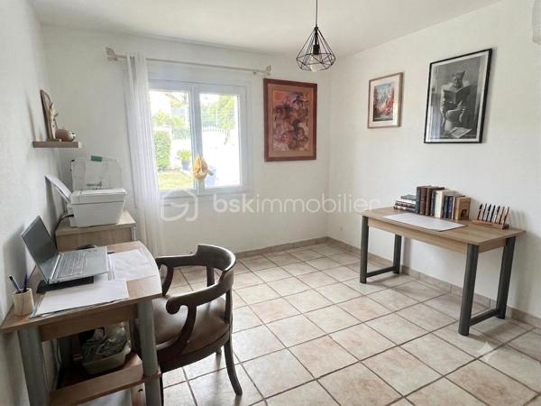 Dans l’un des secteurs les plus recherchés d’Ollioules, au cœur du quartier prisé de Faveyrolles, découvrez cette agréable maison familiale de type T9, offrant 160 m² habitables, complétés par des dépendances et annexes, le tout implanté sur un magnifique terrain arboré de 2 000 m², dans un environnement calme, verdoyant et sans vis-à-vis.

Dès l’entrée, vous serez séduits par les beaux volumes et la luminosité des pièces de vie. Le vaste séjour s’ouvre sur une cuisine récente, moderne, entièrement aménagée et équipée, prolongée par une salle à manger baignée de lumière grâce à une grande baie vitrée donnant directement sur le jardin.

Une superbe véranda d’environ 18 m², véritable pièce de vie supplémentaire, vous permettra de profiter du jardin en toute saison.

Le rez-de-chaussée propose également :

deux chambres,
une salle d’eau entièrement rénovée avec douche à l’italienne, sèche-serviettes et mobilier contemporain,
un WC indépendant,
une buanderie.

À l’étage, l’espace nuit se poursuit avec :

deux chambres supplémentaires, dont une mansardée pleine de charme,
un espace bureau ou loggia,
une salle d’eau avec WC,
ainsi qu’un agréable balcon attenant à une chambre offrant une vue dégagée sur le Mont Faron.

Les annexes constituent un véritable atout :

un garage aménagé et climatisé pouvant devenir une chambre, un bureau ou un espace indépendant,
une loggia fermée ouvrant sur une terrasse privative,
deux abris de jardin,
un vaste vide sanitaire accessible sur toute sa hauteur offrant un important espace de stockage.

À l’extérieur, tout a été pensé pour profiter pleinement des beaux jours :

une grande piscine entourée de sa plage et de son espace détente,
deux cuisines d’été,
un vaste jardin paysager,
un potager,
de nombreux arbres fruitiers (orangers, citronniers, grenadiers…),
un système d’arrosage automatique,
le Canal de Provence, un véritable avantage pour l’arrosage du jardin et le remplissage de la piscine.
Côté stationnement, un carport ainsi que plusieurs emplacements permettent d’accueillir jusqu’à quatre véhicules.

La maison est équipée d’un assainissement individuel (fosse septique).

Une propriété idéale pour une grande famille, pour recevoir ou simplement profiter d’un cadre de vie exceptionnel, à quelques minutes seulement des commerces, des écoles, des axes autoroutiers et des plages.

Les + :

Quartier recherché de Faveyrolles
Terrain de 2 000 m²
Piscine
Véranda de 18 m²
Beaucoup d’annexes
Vue sur le Faron
Canal de Provence
Arrosage automatique
Nombreuses possibilités d’aménagement
Calme absolu entre mer et collines

Un bien rare sur le secteur, à découvrir sans tarder !
