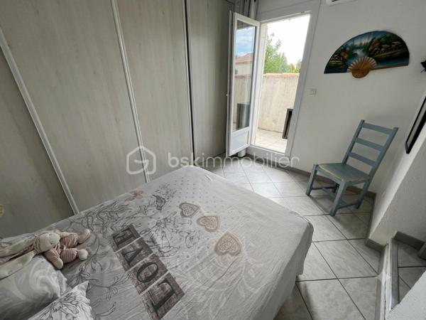 Dans l’un des secteurs les plus recherchés d’Ollioules, au cœur du quartier prisé de Faveyrolles, découvrez cette agréable maison familiale de type T9, offrant 160 m² habitables, complétés par des dépendances et annexes, le tout implanté sur un magnifique terrain arboré de 2 000 m², dans un environnement calme, verdoyant et sans vis-à-vis.

Dès l’entrée, vous serez séduits par les beaux volumes et la luminosité des pièces de vie. Le vaste séjour s’ouvre sur une cuisine récente, moderne, entièrement aménagée et équipée, prolongée par une salle à manger baignée de lumière grâce à une grande baie vitrée donnant directement sur le jardin.

Une superbe véranda d’environ 18 m², véritable pièce de vie supplémentaire, vous permettra de profiter du jardin en toute saison.

Le rez-de-chaussée propose également :

deux chambres,
une salle d’eau entièrement rénovée avec douche à l’italienne, sèche-serviettes et mobilier contemporain,
un WC indépendant,
une buanderie.

À l’étage, l’espace nuit se poursuit avec :

deux chambres supplémentaires, dont une mansardée pleine de charme,
un espace bureau ou loggia,
une salle d’eau avec WC,
ainsi qu’un agréable balcon attenant à une chambre offrant une vue dégagée sur le Mont Faron.

Les annexes constituent un véritable atout :

un garage aménagé et climatisé pouvant devenir une chambre, un bureau ou un espace indépendant,
une loggia fermée ouvrant sur une terrasse privative,
deux abris de jardin,
un vaste vide sanitaire accessible sur toute sa hauteur offrant un important espace de stockage.

À l’extérieur, tout a été pensé pour profiter pleinement des beaux jours :

une grande piscine entourée de sa plage et de son espace détente,
deux cuisines d’été,
un vaste jardin paysager,
un potager,
de nombreux arbres fruitiers (orangers, citronniers, grenadiers…),
un système d’arrosage automatique,
le Canal de Provence, un véritable avantage pour l’arrosage du jardin et le remplissage de la piscine.
Côté stationnement, un carport ainsi que plusieurs emplacements permettent d’accueillir jusqu’à quatre véhicules.

La maison est équipée d’un assainissement individuel (fosse septique).

Une propriété idéale pour une grande famille, pour recevoir ou simplement profiter d’un cadre de vie exceptionnel, à quelques minutes seulement des commerces, des écoles, des axes autoroutiers et des plages.

Les + :

Quartier recherché de Faveyrolles
Terrain de 2 000 m²
Piscine
Véranda de 18 m²
Beaucoup d’annexes
Vue sur le Faron
Canal de Provence
Arrosage automatique
Nombreuses possibilités d’aménagement
Calme absolu entre mer et collines

Un bien rare sur le secteur, à découvrir sans tarder !