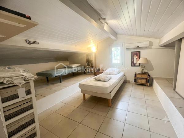 Dans l’un des secteurs les plus recherchés d’Ollioules, au cœur du quartier prisé de Faveyrolles, découvrez cette agréable maison familiale de type T9, offrant 160 m² habitables, complétés par des dépendances et annexes, le tout implanté sur un magnifique terrain arboré de 2 000 m², dans un environnement calme, verdoyant et sans vis-à-vis.

Dès l’entrée, vous serez séduits par les beaux volumes et la luminosité des pièces de vie. Le vaste séjour s’ouvre sur une cuisine récente, moderne, entièrement aménagée et équipée, prolongée par une salle à manger baignée de lumière grâce à une grande baie vitrée donnant directement sur le jardin.

Une superbe véranda d’environ 18 m², véritable pièce de vie supplémentaire, vous permettra de profiter du jardin en toute saison.

Le rez-de-chaussée propose également :

deux chambres,
une salle d’eau entièrement rénovée avec douche à l’italienne, sèche-serviettes et mobilier contemporain,
un WC indépendant,
une buanderie.

À l’étage, l’espace nuit se poursuit avec :

deux chambres supplémentaires, dont une mansardée pleine de charme,
un espace bureau ou loggia,
une salle d’eau avec WC,
ainsi qu’un agréable balcon attenant à une chambre offrant une vue dégagée sur le Mont Faron.

Les annexes constituent un véritable atout :

un garage aménagé et climatisé pouvant devenir une chambre, un bureau ou un espace indépendant,
une loggia fermée ouvrant sur une terrasse privative,
deux abris de jardin,
un vaste vide sanitaire accessible sur toute sa hauteur offrant un important espace de stockage.

À l’extérieur, tout a été pensé pour profiter pleinement des beaux jours :

une grande piscine entourée de sa plage et de son espace détente,
deux cuisines d’été,
un vaste jardin paysager,
un potager,
de nombreux arbres fruitiers (orangers, citronniers, grenadiers…),
un système d’arrosage automatique,
le Canal de Provence, un véritable avantage pour l’arrosage du jardin et le remplissage de la piscine.
Côté stationnement, un carport ainsi que plusieurs emplacements permettent d’accueillir jusqu’à quatre véhicules.

La maison est équipée d’un assainissement individuel (fosse septique).

Une propriété idéale pour une grande famille, pour recevoir ou simplement profiter d’un cadre de vie exceptionnel, à quelques minutes seulement des commerces, des écoles, des axes autoroutiers et des plages.

Les + :

Quartier recherché de Faveyrolles
Terrain de 2 000 m²
Piscine
Véranda de 18 m²
Beaucoup d’annexes
Vue sur le Faron
Canal de Provence
Arrosage automatique
Nombreuses possibilités d’aménagement
Calme absolu entre mer et collines

Un bien rare sur le secteur, à découvrir sans tarder !