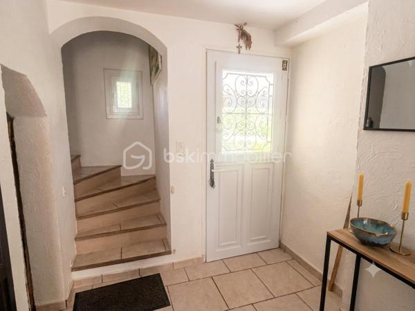 Dans l’un des secteurs les plus recherchés d’Ollioules, au cœur du quartier prisé de Faveyrolles, découvrez cette agréable maison familiale de type T9, offrant 160 m² habitables, complétés par des dépendances et annexes, le tout implanté sur un magnifique terrain arboré de 2 000 m², dans un environnement calme, verdoyant et sans vis-à-vis.

Dès l’entrée, vous serez séduits par les beaux volumes et la luminosité des pièces de vie. Le vaste séjour s’ouvre sur une cuisine récente, moderne, entièrement aménagée et équipée, prolongée par une salle à manger baignée de lumière grâce à une grande baie vitrée donnant directement sur le jardin.

Une superbe véranda d’environ 18 m², véritable pièce de vie supplémentaire, vous permettra de profiter du jardin en toute saison.

Le rez-de-chaussée propose également :

deux chambres,
une salle d’eau entièrement rénovée avec douche à l’italienne, sèche-serviettes et mobilier contemporain,
un WC indépendant,
une buanderie.

À l’étage, l’espace nuit se poursuit avec :

deux chambres supplémentaires, dont une mansardée pleine de charme,
un espace bureau ou loggia,
une salle d’eau avec WC,
ainsi qu’un agréable balcon attenant à une chambre offrant une vue dégagée sur le Mont Faron.

Les annexes constituent un véritable atout :

un garage aménagé et climatisé pouvant devenir une chambre, un bureau ou un espace indépendant,
une loggia fermée ouvrant sur une terrasse privative,
deux abris de jardin,
un vaste vide sanitaire accessible sur toute sa hauteur offrant un important espace de stockage.

À l’extérieur, tout a été pensé pour profiter pleinement des beaux jours :

une grande piscine entourée de sa plage et de son espace détente,
deux cuisines d’été,
un vaste jardin paysager,
un potager,
de nombreux arbres fruitiers (orangers, citronniers, grenadiers…),
un système d’arrosage automatique,
le Canal de Provence, un véritable avantage pour l’arrosage du jardin et le remplissage de la piscine.
Côté stationnement, un carport ainsi que plusieurs emplacements permettent d’accueillir jusqu’à quatre véhicules.

La maison est équipée d’un assainissement individuel (fosse septique).

Une propriété idéale pour une grande famille, pour recevoir ou simplement profiter d’un cadre de vie exceptionnel, à quelques minutes seulement des commerces, des écoles, des axes autoroutiers et des plages.

Les + :

Quartier recherché de Faveyrolles
Terrain de 2 000 m²
Piscine
Véranda de 18 m²
Beaucoup d’annexes
Vue sur le Faron
Canal de Provence
Arrosage automatique
Nombreuses possibilités d’aménagement
Calme absolu entre mer et collines

Un bien rare sur le secteur, à découvrir sans tarder !