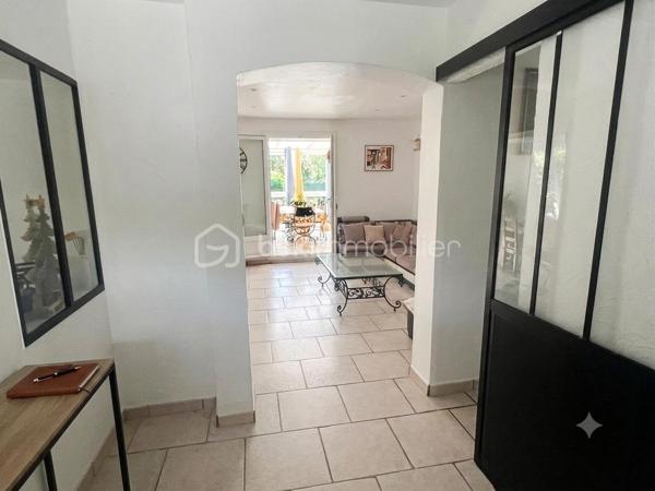 Dans l’un des secteurs les plus recherchés d’Ollioules, au cœur du quartier prisé de Faveyrolles, découvrez cette agréable maison familiale de type T9, offrant 160 m² habitables, complétés par des dépendances et annexes, le tout implanté sur un magnifique terrain arboré de 2 000 m², dans un environnement calme, verdoyant et sans vis-à-vis.

Dès l’entrée, vous serez séduits par les beaux volumes et la luminosité des pièces de vie. Le vaste séjour s’ouvre sur une cuisine récente, moderne, entièrement aménagée et équipée, prolongée par une salle à manger baignée de lumière grâce à une grande baie vitrée donnant directement sur le jardin.

Une superbe véranda d’environ 18 m², véritable pièce de vie supplémentaire, vous permettra de profiter du jardin en toute saison.

Le rez-de-chaussée propose également :

deux chambres,
une salle d’eau entièrement rénovée avec douche à l’italienne, sèche-serviettes et mobilier contemporain,
un WC indépendant,
une buanderie.

À l’étage, l’espace nuit se poursuit avec :

deux chambres supplémentaires, dont une mansardée pleine de charme,
un espace bureau ou loggia,
une salle d’eau avec WC,
ainsi qu’un agréable balcon attenant à une chambre offrant une vue dégagée sur le Mont Faron.

Les annexes constituent un véritable atout :

un garage aménagé et climatisé pouvant devenir une chambre, un bureau ou un espace indépendant,
une loggia fermée ouvrant sur une terrasse privative,
deux abris de jardin,
un vaste vide sanitaire accessible sur toute sa hauteur offrant un important espace de stockage.

À l’extérieur, tout a été pensé pour profiter pleinement des beaux jours :

une grande piscine entourée de sa plage et de son espace détente,
deux cuisines d’été,
un vaste jardin paysager,
un potager,
de nombreux arbres fruitiers (orangers, citronniers, grenadiers…),
un système d’arrosage automatique,
le Canal de Provence, un véritable avantage pour l’arrosage du jardin et le remplissage de la piscine.
Côté stationnement, un carport ainsi que plusieurs emplacements permettent d’accueillir jusqu’à quatre véhicules.

La maison est équipée d’un assainissement individuel (fosse septique).

Une propriété idéale pour une grande famille, pour recevoir ou simplement profiter d’un cadre de vie exceptionnel, à quelques minutes seulement des commerces, des écoles, des axes autoroutiers et des plages.

Les + :

Quartier recherché de Faveyrolles
Terrain de 2 000 m²
Piscine
Véranda de 18 m²
Beaucoup d’annexes
Vue sur le Faron
Canal de Provence
Arrosage automatique
Nombreuses possibilités d’aménagement
Calme absolu entre mer et collines

Un bien rare sur le secteur, à découvrir sans tarder !