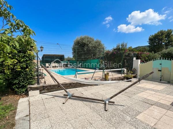 Dans l’un des secteurs les plus recherchés d’Ollioules, au cœur du quartier prisé de Faveyrolles, découvrez cette agréable maison familiale de type T9, offrant 160 m² habitables, complétés par des dépendances et annexes, le tout implanté sur un magnifique terrain arboré de 2 000 m², dans un environnement calme, verdoyant et sans vis-à-vis.

Dès l’entrée, vous serez séduits par les beaux volumes et la luminosité des pièces de vie. Le vaste séjour s’ouvre sur une cuisine récente, moderne, entièrement aménagée et équipée, prolongée par une salle à manger baignée de lumière grâce à une grande baie vitrée donnant directement sur le jardin.

Une superbe véranda d’environ 18 m², véritable pièce de vie supplémentaire, vous permettra de profiter du jardin en toute saison.

Le rez-de-chaussée propose également :

deux chambres,
une salle d’eau entièrement rénovée avec douche à l’italienne, sèche-serviettes et mobilier contemporain,
un WC indépendant,
une buanderie.

À l’étage, l’espace nuit se poursuit avec :

deux chambres supplémentaires, dont une mansardée pleine de charme,
un espace bureau ou loggia,
une salle d’eau avec WC,
ainsi qu’un agréable balcon attenant à une chambre offrant une vue dégagée sur le Mont Faron.

Les annexes constituent un véritable atout :

un garage aménagé et climatisé pouvant devenir une chambre, un bureau ou un espace indépendant,
une loggia fermée ouvrant sur une terrasse privative,
deux abris de jardin,
un vaste vide sanitaire accessible sur toute sa hauteur offrant un important espace de stockage.

À l’extérieur, tout a été pensé pour profiter pleinement des beaux jours :

une grande piscine entourée de sa plage et de son espace détente,
deux cuisines d’été,
un vaste jardin paysager,
un potager,
de nombreux arbres fruitiers (orangers, citronniers, grenadiers…),
un système d’arrosage automatique,
le Canal de Provence, un véritable avantage pour l’arrosage du jardin et le remplissage de la piscine.
Côté stationnement, un carport ainsi que plusieurs emplacements permettent d’accueillir jusqu’à quatre véhicules.

La maison est équipée d’un assainissement individuel (fosse septique).

Une propriété idéale pour une grande famille, pour recevoir ou simplement profiter d’un cadre de vie exceptionnel, à quelques minutes seulement des commerces, des écoles, des axes autoroutiers et des plages.

Les + :

Quartier recherché de Faveyrolles
Terrain de 2 000 m²
Piscine
Véranda de 18 m²
Beaucoup d’annexes
Vue sur le Faron
Canal de Provence
Arrosage automatique
Nombreuses possibilités d’aménagement
Calme absolu entre mer et collines

Un bien rare sur le secteur, à découvrir sans tarder !