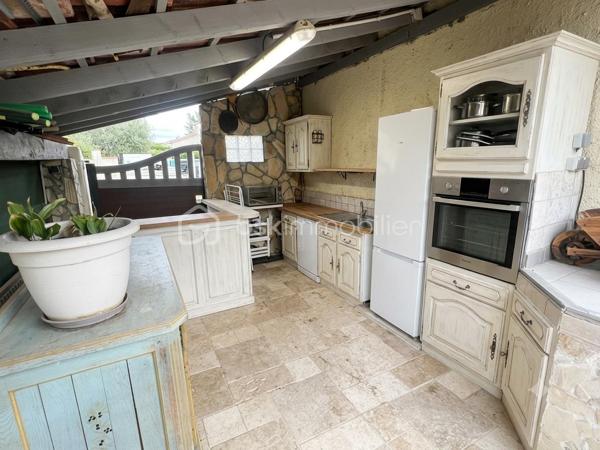 Dans l’un des secteurs les plus recherchés d’Ollioules, au cœur du quartier prisé de Faveyrolles, découvrez cette agréable maison familiale de type T9, offrant 160 m² habitables, complétés par des dépendances et annexes, le tout implanté sur un magnifique terrain arboré de 2 000 m², dans un environnement calme, verdoyant et sans vis-à-vis.

Dès l’entrée, vous serez séduits par les beaux volumes et la luminosité des pièces de vie. Le vaste séjour s’ouvre sur une cuisine récente, moderne, entièrement aménagée et équipée, prolongée par une salle à manger baignée de lumière grâce à une grande baie vitrée donnant directement sur le jardin.

Une superbe véranda d’environ 18 m², véritable pièce de vie supplémentaire, vous permettra de profiter du jardin en toute saison.

Le rez-de-chaussée propose également :

deux chambres,
une salle d’eau entièrement rénovée avec douche à l’italienne, sèche-serviettes et mobilier contemporain,
un WC indépendant,
une buanderie.

À l’étage, l’espace nuit se poursuit avec :

deux chambres supplémentaires, dont une mansardée pleine de charme,
un espace bureau ou loggia,
une salle d’eau avec WC,
ainsi qu’un agréable balcon attenant à une chambre offrant une vue dégagée sur le Mont Faron.

Les annexes constituent un véritable atout :

un garage aménagé et climatisé pouvant devenir une chambre, un bureau ou un espace indépendant,
une loggia fermée ouvrant sur une terrasse privative,
deux abris de jardin,
un vaste vide sanitaire accessible sur toute sa hauteur offrant un important espace de stockage.

À l’extérieur, tout a été pensé pour profiter pleinement des beaux jours :

une grande piscine entourée de sa plage et de son espace détente,
deux cuisines d’été,
un vaste jardin paysager,
un potager,
de nombreux arbres fruitiers (orangers, citronniers, grenadiers…),
un système d’arrosage automatique,
le Canal de Provence, un véritable avantage pour l’arrosage du jardin et le remplissage de la piscine.
Côté stationnement, un carport ainsi que plusieurs emplacements permettent d’accueillir jusqu’à quatre véhicules.

La maison est équipée d’un assainissement individuel (fosse septique).

Une propriété idéale pour une grande famille, pour recevoir ou simplement profiter d’un cadre de vie exceptionnel, à quelques minutes seulement des commerces, des écoles, des axes autoroutiers et des plages.

Les + :

Quartier recherché de Faveyrolles
Terrain de 2 000 m²
Piscine
Véranda de 18 m²
Beaucoup d’annexes
Vue sur le Faron
Canal de Provence
Arrosage automatique
Nombreuses possibilités d’aménagement
Calme absolu entre mer et collines

Un bien rare sur le secteur, à découvrir sans tarder !