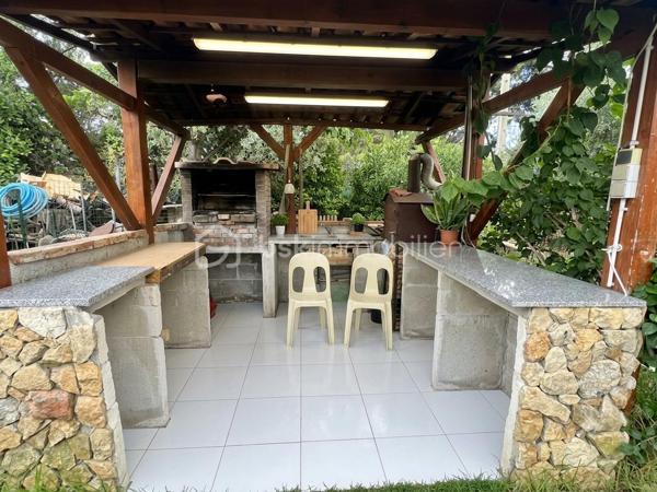 Dans l’un des secteurs les plus recherchés d’Ollioules, au cœur du quartier prisé de Faveyrolles, découvrez cette agréable maison familiale de type T9, offrant 160 m² habitables, complétés par des dépendances et annexes, le tout implanté sur un magnifique terrain arboré de 2 000 m², dans un environnement calme, verdoyant et sans vis-à-vis.

Dès l’entrée, vous serez séduits par les beaux volumes et la luminosité des pièces de vie. Le vaste séjour s’ouvre sur une cuisine récente, moderne, entièrement aménagée et équipée, prolongée par une salle à manger baignée de lumière grâce à une grande baie vitrée donnant directement sur le jardin.

Une superbe véranda d’environ 18 m², véritable pièce de vie supplémentaire, vous permettra de profiter du jardin en toute saison.

Le rez-de-chaussée propose également :

deux chambres,
une salle d’eau entièrement rénovée avec douche à l’italienne, sèche-serviettes et mobilier contemporain,
un WC indépendant,
une buanderie.

À l’étage, l’espace nuit se poursuit avec :

deux chambres supplémentaires, dont une mansardée pleine de charme,
un espace bureau ou loggia,
une salle d’eau avec WC,
ainsi qu’un agréable balcon attenant à une chambre offrant une vue dégagée sur le Mont Faron.

Les annexes constituent un véritable atout :

un garage aménagé et climatisé pouvant devenir une chambre, un bureau ou un espace indépendant,
une loggia fermée ouvrant sur une terrasse privative,
deux abris de jardin,
un vaste vide sanitaire accessible sur toute sa hauteur offrant un important espace de stockage.

À l’extérieur, tout a été pensé pour profiter pleinement des beaux jours :

une grande piscine entourée de sa plage et de son espace détente,
deux cuisines d’été,
un vaste jardin paysager,
un potager,
de nombreux arbres fruitiers (orangers, citronniers, grenadiers…),
un système d’arrosage automatique,
le Canal de Provence, un véritable avantage pour l’arrosage du jardin et le remplissage de la piscine.
Côté stationnement, un carport ainsi que plusieurs emplacements permettent d’accueillir jusqu’à quatre véhicules.

La maison est équipée d’un assainissement individuel (fosse septique).

Une propriété idéale pour une grande famille, pour recevoir ou simplement profiter d’un cadre de vie exceptionnel, à quelques minutes seulement des commerces, des écoles, des axes autoroutiers et des plages.

Les + :

Quartier recherché de Faveyrolles
Terrain de 2 000 m²
Piscine
Véranda de 18 m²
Beaucoup d’annexes
Vue sur le Faron
Canal de Provence
Arrosage automatique
Nombreuses possibilités d’aménagement
Calme absolu entre mer et collines

Un bien rare sur le secteur, à découvrir sans tarder !