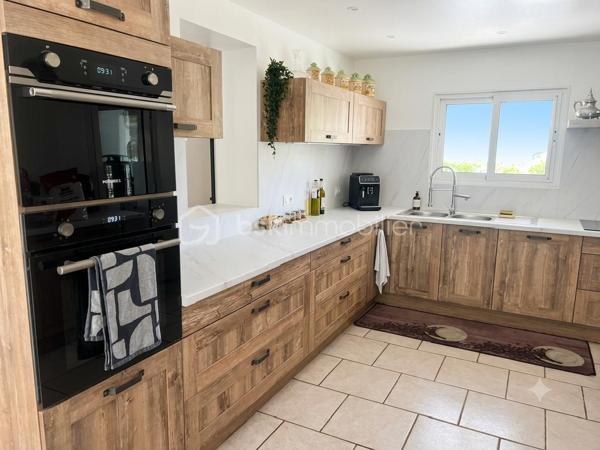 Dans l’un des secteurs les plus recherchés d’Ollioules, au cœur du quartier prisé de Faveyrolles, découvrez cette agréable maison familiale de type T9, offrant 160 m² habitables, complétés par des dépendances et annexes, le tout implanté sur un magnifique terrain arboré de 2 000 m², dans un environnement calme, verdoyant et sans vis-à-vis.

Dès l’entrée, vous serez séduits par les beaux volumes et la luminosité des pièces de vie. Le vaste séjour s’ouvre sur une cuisine récente, moderne, entièrement aménagée et équipée, prolongée par une salle à manger baignée de lumière grâce à une grande baie vitrée donnant directement sur le jardin.

Une superbe véranda d’environ 18 m², véritable pièce de vie supplémentaire, vous permettra de profiter du jardin en toute saison.

Le rez-de-chaussée propose également :

deux chambres,
une salle d’eau entièrement rénovée avec douche à l’italienne, sèche-serviettes et mobilier contemporain,
un WC indépendant,
une buanderie.

À l’étage, l’espace nuit se poursuit avec :

deux chambres supplémentaires, dont une mansardée pleine de charme,
un espace bureau ou loggia,
une salle d’eau avec WC,
ainsi qu’un agréable balcon attenant à une chambre offrant une vue dégagée sur le Mont Faron.

Les annexes constituent un véritable atout :

un garage aménagé et climatisé pouvant devenir une chambre, un bureau ou un espace indépendant,
une loggia fermée ouvrant sur une terrasse privative,
deux abris de jardin,
un vaste vide sanitaire accessible sur toute sa hauteur offrant un important espace de stockage.

À l’extérieur, tout a été pensé pour profiter pleinement des beaux jours :

une grande piscine entourée de sa plage et de son espace détente,
deux cuisines d’été,
un vaste jardin paysager,
un potager,
de nombreux arbres fruitiers (orangers, citronniers, grenadiers…),
un système d’arrosage automatique,
le Canal de Provence, un véritable avantage pour l’arrosage du jardin et le remplissage de la piscine.
Côté stationnement, un carport ainsi que plusieurs emplacements permettent d’accueillir jusqu’à quatre véhicules.

La maison est équipée d’un assainissement individuel (fosse septique).

Une propriété idéale pour une grande famille, pour recevoir ou simplement profiter d’un cadre de vie exceptionnel, à quelques minutes seulement des commerces, des écoles, des axes autoroutiers et des plages.

Les + :

Quartier recherché de Faveyrolles
Terrain de 2 000 m²
Piscine
Véranda de 18 m²
Beaucoup d’annexes
Vue sur le Faron
Canal de Provence
Arrosage automatique
Nombreuses possibilités d’aménagement
Calme absolu entre mer et collines

Un bien rare sur le secteur, à découvrir sans tarder !