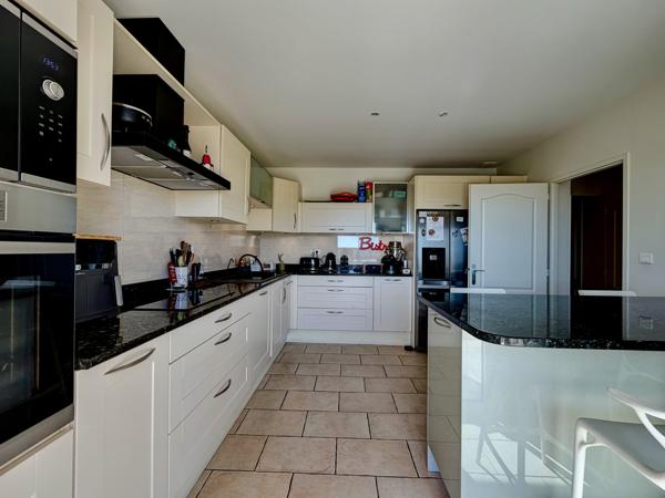 Villeneuve-sur-Lot (47300) Aux portes de Villeneuve-sur-Lot - Villa moderne d'environ 176 m2, 5 chambres avec piscine et vue dominante