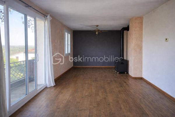 Située à Saint-Maurice-des-Lions, à seulement 8 minutes en voiture de Confolens et à proximité immédiate du centre-bourg, cette maison d’environ 82 m² habitables bénéficie d’un environnement calme tout en restant proche des commodités.
Implantée sur une parcelle de 806 m² entièrement clôturée, elle offre un bon potentiel de rénovation.

🔹 Agencement
À l’étage :
•	Buanderie d’environ 5,8 m² 
•	Cuisine indépendante d’environ 12 m² 
•	Salon / salle à manger lumineux d’environ 27 m², avec vaste balcon ceinturant la pièce.
•	Salle d’eau avec simple vasque d’environ 5 m² et fenêtre.
•	3 chambres :  2 chambres d’environ 9 m² et 1 chambre d’environ 11 m² 

Au rez-de-chaussée :
•	Sous-sol complet aménageable d’une surface totale d’environ 73 m² sur chape béton 
•	Présence d’une porte-fenêtre, offrant un accès direct vers l’extérieur et un beau potentiel d’aménagement (espace de vie supplémentaire, studio, atelier…) 

Caractéristiques techniques
•	Menuiseries PVC double vitrage 
•	Ballon d’eau chaude électrique récent 
•	Tableau électrique aux normes 
•	Chauffage au bois 
•	En partie isolée par l’extérieur 
•	Assainissement collectif 

Extérieurs
•	Terrain de 806 m² entièrement clos 
•	Allée goudronnée menant au garage 
•	Dépendance d’environ 33 m² 

💡 Un vrai plus pour votre projet :
Un audit énergétique a déjà été réalisé. Avec un budget estimé à 24 000 € de travaux, il est possible d’atteindre une classe énergétique B !

⚠️ Des aides à la rénovation existent (sous conditions de ressources) : 
•	Prêt à taux zéro : https://www.anil.org/outils/outils-de-calcul/votre-pret-a-taux-zero/
•	Ma primeRenov et Certificats d'Économies d’Énergie (CEE) : https://france-renov.gouv.fr/aides/simulation#/resultats

📩 N’hésitez pas à me contacter pour plus d’informations ou organiser une visite