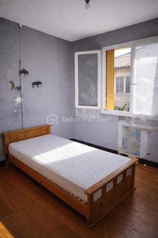 Située à Saint-Maurice-des-Lions, à seulement 8 minutes en voiture de Confolens et à proximité immédiate du centre-bourg, cette maison d’environ 82 m² habitables bénéficie d’un environnement calme tout en restant proche des commodités.
Implantée sur une parcelle de 806 m² entièrement clôturée, elle offre un bon potentiel de rénovation.

🔹 Agencement
À l’étage :
•	Buanderie d’environ 5,8 m² 
•	Cuisine indépendante d’environ 12 m² 
•	Salon / salle à manger lumineux d’environ 27 m², avec vaste balcon ceinturant la pièce.
•	Salle d’eau avec simple vasque d’environ 5 m² et fenêtre.
•	3 chambres :  2 chambres d’environ 9 m² et 1 chambre d’environ 11 m² 

Au rez-de-chaussée :
•	Sous-sol complet aménageable d’une surface totale d’environ 73 m² sur chape béton 
•	Présence d’une porte-fenêtre, offrant un accès direct vers l’extérieur et un beau potentiel d’aménagement (espace de vie supplémentaire, studio, atelier…) 

Caractéristiques techniques
•	Menuiseries PVC double vitrage 
•	Ballon d’eau chaude électrique récent 
•	Tableau électrique aux normes 
•	Chauffage au bois 
•	En partie isolée par l’extérieur 
•	Assainissement collectif 

Extérieurs
•	Terrain de 806 m² entièrement clos 
•	Allée goudronnée menant au garage 
•	Dépendance d’environ 33 m² 

💡 Un vrai plus pour votre projet :
Un audit énergétique a déjà été réalisé. Avec un budget estimé à 24 000 € de travaux, il est possible d’atteindre une classe énergétique B !

⚠️ Des aides à la rénovation existent (sous conditions de ressources) : 
•	Prêt à taux zéro : https://www.anil.org/outils/outils-de-calcul/votre-pret-a-taux-zero/
•	Ma primeRenov et Certificats d'Économies d’Énergie (CEE) : https://france-renov.gouv.fr/aides/simulation#/resultats

📩 N’hésitez pas à me contacter pour plus d’informations ou organiser une visite