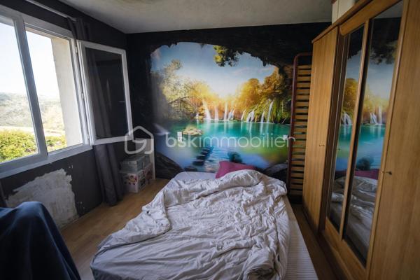 Située à Saint-Maurice-des-Lions, à seulement 8 minutes en voiture de Confolens et à proximité immédiate du centre-bourg, cette maison d’environ 82 m² habitables bénéficie d’un environnement calme tout en restant proche des commodités.
Implantée sur une parcelle de 806 m² entièrement clôturée, elle offre un bon potentiel de rénovation.

🔹 Agencement
À l’étage :
•	Buanderie d’environ 5,8 m² 
•	Cuisine indépendante d’environ 12 m² 
•	Salon / salle à manger lumineux d’environ 27 m², avec vaste balcon ceinturant la pièce.
•	Salle d’eau avec simple vasque d’environ 5 m² et fenêtre.
•	3 chambres :  2 chambres d’environ 9 m² et 1 chambre d’environ 11 m² 

Au rez-de-chaussée :
•	Sous-sol complet aménageable d’une surface totale d’environ 73 m² sur chape béton 
•	Présence d’une porte-fenêtre, offrant un accès direct vers l’extérieur et un beau potentiel d’aménagement (espace de vie supplémentaire, studio, atelier…) 

Caractéristiques techniques
•	Menuiseries PVC double vitrage 
•	Ballon d’eau chaude électrique récent 
•	Tableau électrique aux normes 
•	Chauffage au bois 
•	En partie isolée par l’extérieur 
•	Assainissement collectif 

Extérieurs
•	Terrain de 806 m² entièrement clos 
•	Allée goudronnée menant au garage 
•	Dépendance d’environ 33 m² 

💡 Un vrai plus pour votre projet :
Un audit énergétique a déjà été réalisé. Avec un budget estimé à 24 000 € de travaux, il est possible d’atteindre une classe énergétique B !

⚠️ Des aides à la rénovation existent (sous conditions de ressources) : 
•	Prêt à taux zéro : https://www.anil.org/outils/outils-de-calcul/votre-pret-a-taux-zero/
•	Ma primeRenov et Certificats d'Économies d’Énergie (CEE) : https://france-renov.gouv.fr/aides/simulation#/resultats

📩 N’hésitez pas à me contacter pour plus d’informations ou organiser une visite