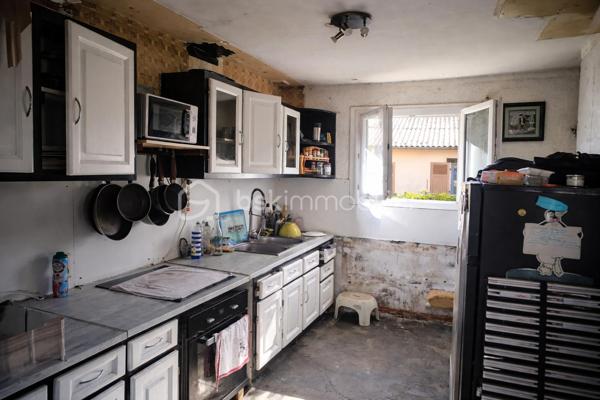 Située à Saint-Maurice-des-Lions, à seulement 8 minutes en voiture de Confolens et à proximité immédiate du centre-bourg, cette maison d’environ 82 m² habitables bénéficie d’un environnement calme tout en restant proche des commodités.
Implantée sur une parcelle de 806 m² entièrement clôturée, elle offre un bon potentiel de rénovation.

🔹 Agencement
À l’étage :
•	Buanderie d’environ 5,8 m² 
•	Cuisine indépendante d’environ 12 m² 
•	Salon / salle à manger lumineux d’environ 27 m², avec vaste balcon ceinturant la pièce.
•	Salle d’eau avec simple vasque d’environ 5 m² et fenêtre.
•	3 chambres :  2 chambres d’environ 9 m² et 1 chambre d’environ 11 m² 

Au rez-de-chaussée :
•	Sous-sol complet aménageable d’une surface totale d’environ 73 m² sur chape béton 
•	Présence d’une porte-fenêtre, offrant un accès direct vers l’extérieur et un beau potentiel d’aménagement (espace de vie supplémentaire, studio, atelier…) 

Caractéristiques techniques
•	Menuiseries PVC double vitrage 
•	Ballon d’eau chaude électrique récent 
•	Tableau électrique aux normes 
•	Chauffage au bois 
•	En partie isolée par l’extérieur 
•	Assainissement collectif 

Extérieurs
•	Terrain de 806 m² entièrement clos 
•	Allée goudronnée menant au garage 
•	Dépendance d’environ 33 m² 

💡 Un vrai plus pour votre projet :
Un audit énergétique a déjà été réalisé. Avec un budget estimé à 24 000 € de travaux, il est possible d’atteindre une classe énergétique B !

⚠️ Des aides à la rénovation existent (sous conditions de ressources) : 
•	Prêt à taux zéro : https://www.anil.org/outils/outils-de-calcul/votre-pret-a-taux-zero/
•	Ma primeRenov et Certificats d'Économies d’Énergie (CEE) : https://france-renov.gouv.fr/aides/simulation#/resultats

📩 N’hésitez pas à me contacter pour plus d’informations ou organiser une visite